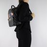 Mochila de Love Moschino negro acolchado con las palabras Paz JC4227PP06KC0000