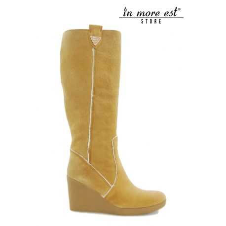 HIGH BOOT WEDGE HIGH UPPER SUEDE CAMEL LOGO GUESS THE INTERNAL WHITE WOOL