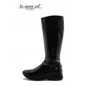 LOW BOOT SPORTS A BLACK PAINT LEG HIGH PLAC METAL, BURNISHED G LOGO BOTTOM BLACK RUBBER