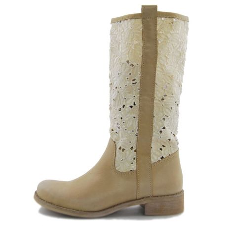 BOTA DE BECERRO DE COLOR BEIGE LEGGING DE ENCAJE PORTACHIAV TÚNEL BLANCO