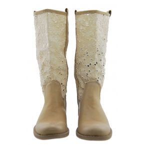 BOTA DE BECERRO DE COLOR BEIGE LEGGING DE ENCAJE PORTACHIAV TÚNEL BLANCO