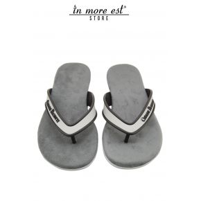 CHANCLAS DE COLOR GRIS CORREA DE CAUCHO GRIS SITIO CESARE PACIOTTI SUELA DE GAMUZA GRIS FONDO GRIS DE GOMA