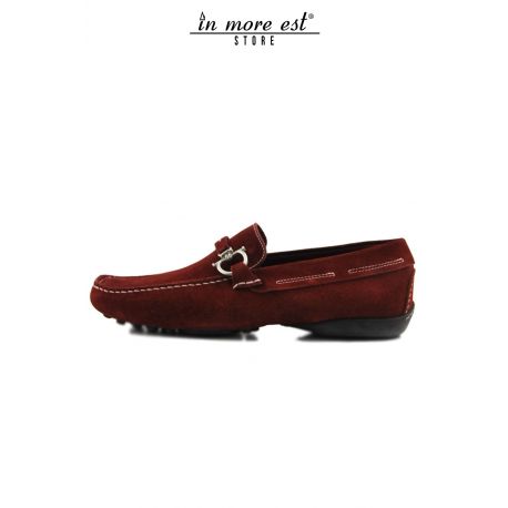 MOCASINES DE GAMUZA ROJA DE LA MORDEDURA DE METAL DE PLATA