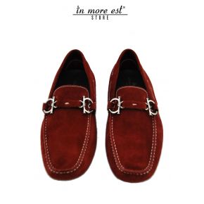 MOCASINES DE GAMUZA ROJA DE LA MORDEDURA DE METAL DE PLATA