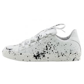 BASKETS BASSE EN CUIR BLANC ÉCLABOUSSURES DE PEINTURE NOIRE