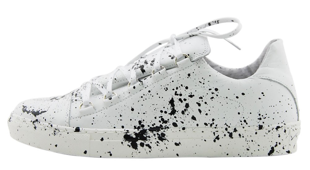 BASKETS BASSE EN CUIR BLANC ÉCLABOUSSURES DE PEINTURE NOIRE