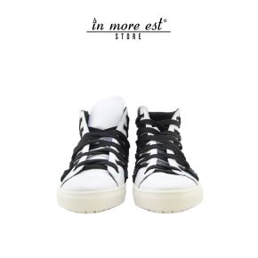 HIGH-TOP SNEAKERS EN BLANC/NOIR VEAU LACETS NOIR GOUJONS