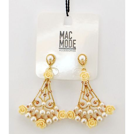 PENDANT EARRINGS IN WHITE BEADS