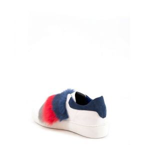 Sneaker bianca in pelle con fascia in pelo colorato blu rosso e grigio