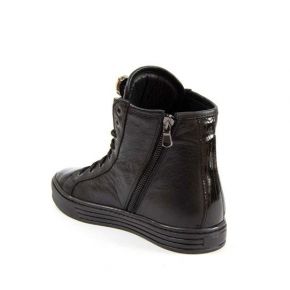 Sneaker en cuir noir avec détail de la broche strass détaillant