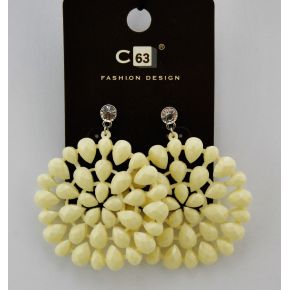 Boucles d'oreilles à pendants cloutés avec des pierres de couleur-ivoire