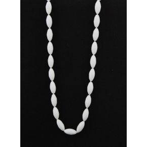 Collana a filo di pietre ovali in vetro bianco