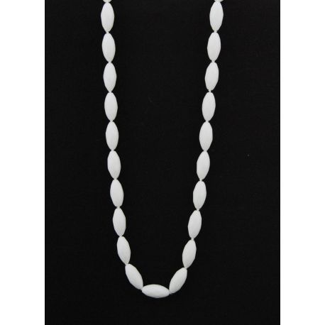 Collier fil, ou les pierres ovales en verre blanc