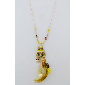 Collier de chaîne de couleur or avec différents pendentifs jaune