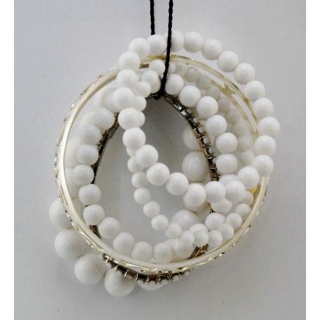 Bracciale a più fili di perline bianche di varie dimensioni e due bracciali metallici