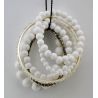 Bracelet de plusieurs brins de perles blanches de différentes tailles, et de deux bracelets en métal