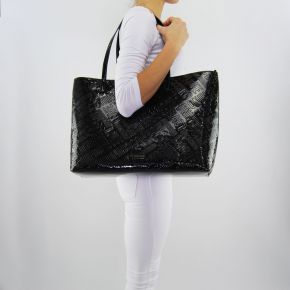Einkaufstasche-Love Moschino und der glänzenden schwarzen