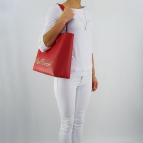 Le sac de la marque Love Moschino écrit à l'or rouge