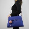 Le sac de la marque Love Moschino bleu avec pompons rose JC4082PP15LJ0750