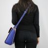 Le sac de la marque Love Moschino bleu avec pompons rose JC4082PP15LJ0750
